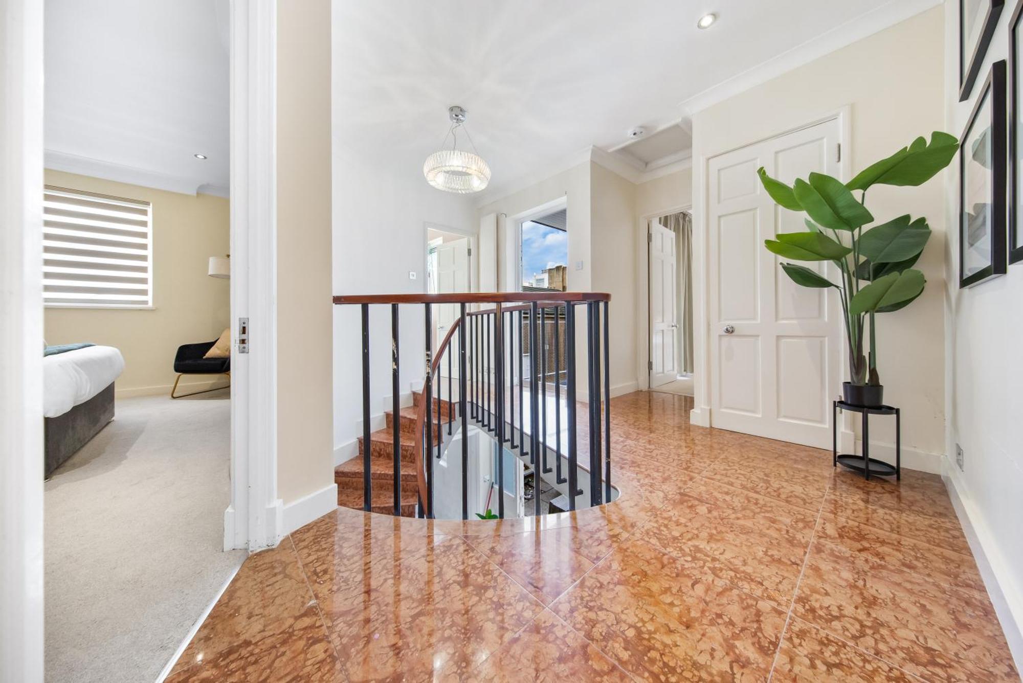 Ultra Luxury 4 Bedroom 3 Bathroom Knightsbridge Next To Harrods *
